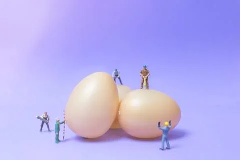 Miniature people work at Easter-eggs for Easter day Foto stock