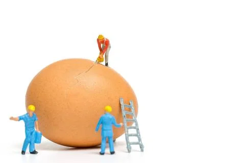 Miniature people work at Easter-eggs for Easter day Miniature people work ... Stockfoto's