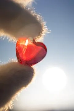 Miniature ruby shimmer, red gemstone with radiant glow, delicate bead radiates Foto stock