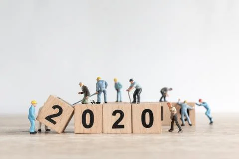 Miniature worker team create number 2020 Foto stock