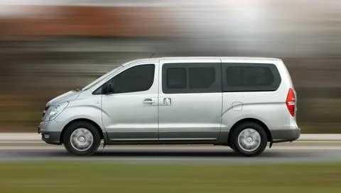 Minibus in motion Foto stock