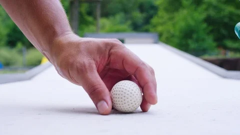 Minigolf ball hit Stockbeeldmateriaal 118256217