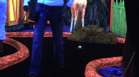 Minigolf glow in the dark cool putt Video stock 26714805