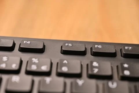 Minimal Black Keyboard Macro Composition Highlighting F5 Function Key in So.. Stock-Fotos