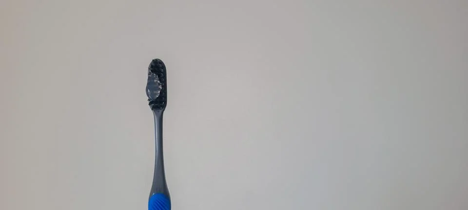 Minimal close-up of a toothbrush with toothpaste highlighting oral hygiene .. Fotos Stock