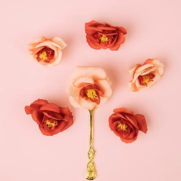 Minimal creative concept of gold fork with rose flower making round against p Foto stock