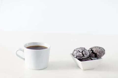 Minimal designed scene, a coffee cup and dark chocolate cookie over plain whi Foto stock