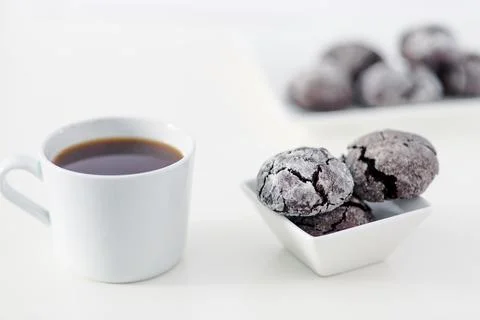 Minimal designed scene, a coffee cup and dark chocolate cookie over plain whi 스톡 사진