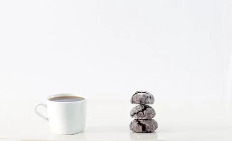 Minimal designed scene, a coffee cup and dark chocolate cookie over plain whi Foto stock