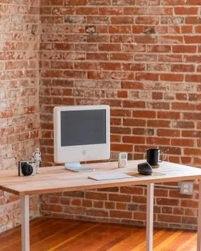 Minimal desk setup of a retro Mac Stock-Fotos