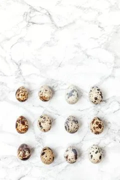 Minimal easter decoration with eggs on white marble background Stockfoto's