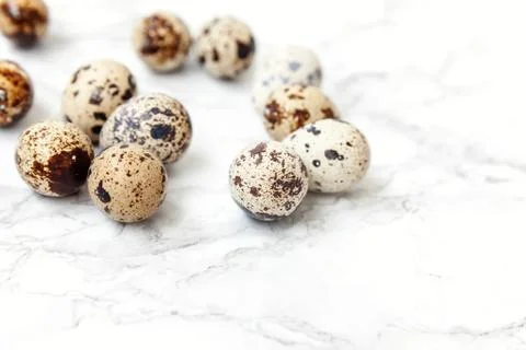 Minimal easter decoration with eggs on white marble background Stockfoto's