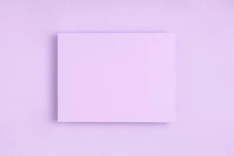 Minimal frame geometric composition mock up. Blank sheet of lilac paper postcard Foto stock