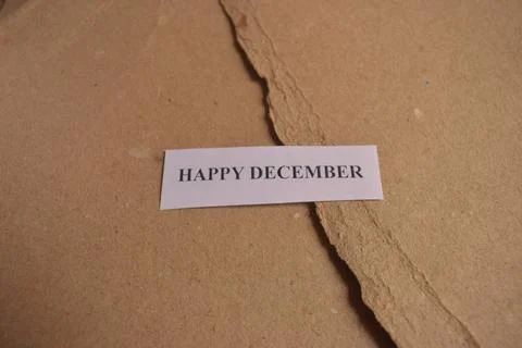 Minimal Happy December typography message on rustic kraft paper surface Stockfoto's