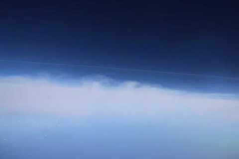 Minimal horizon cloud layer blue gradient 스톡 사진