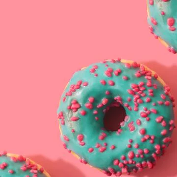 Minimal pattern of donuts on coral background. Top view Foto stock
