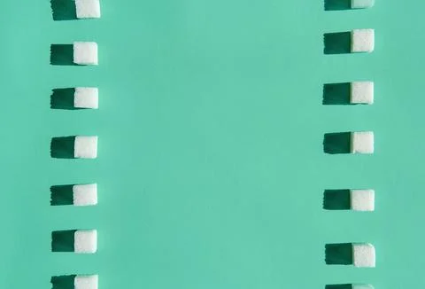 Minimal sugar cubes pattern on green 库存照片
