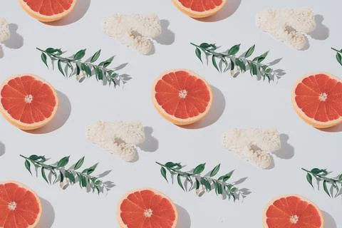 Minimal summer fruit pattern made of red grapefruit, coral and plant on elega Foto stock