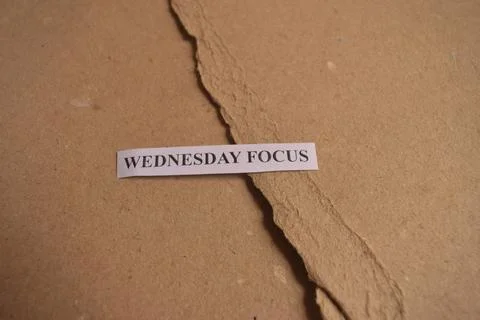 Minimal Wednesday Focus typography message on textured kraft paper surface Fotos de archivo
