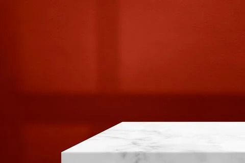 Minimal White Marble Table Corner with Shadow and Light Beam on Wall. Foto stock