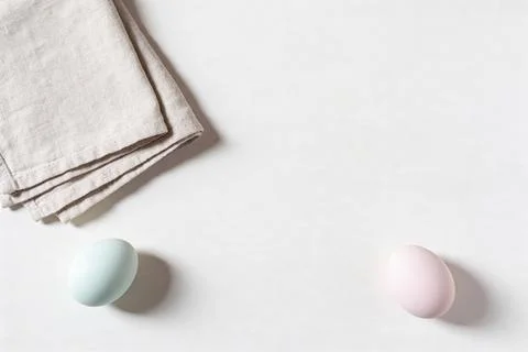 Minimalist Easter eggs and linen napkin on a white background, top view Foto stock