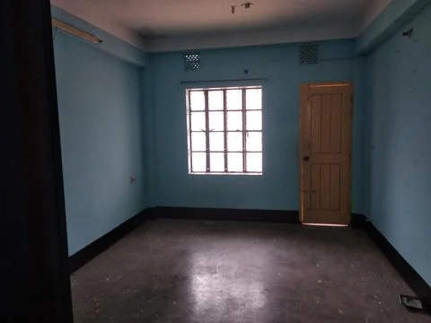 Minimalist empty room interior with blue walls and wooden door interior Stock-Fotos