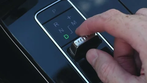 Minimalist gearshift knob of the automatic transmission of a modern automob.. 스톡 동영상 287297204
