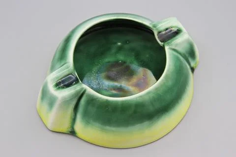 Minimalist Glazed Ceramic Ashtray, Mid Century Modern Porcelain Ash Tray Stock-Fotos