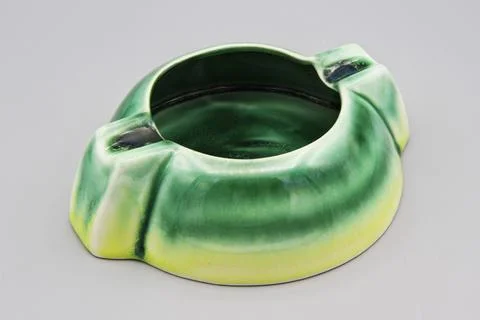 Minimalist Glazed Ceramic Ashtray, Mid Century Modern Porcelain Ash Tray Stock-Fotos