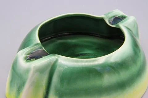 Minimalist Glazed Ceramic Ashtray, Mid Century Modern Porcelain Ash Tray Stock-Fotos