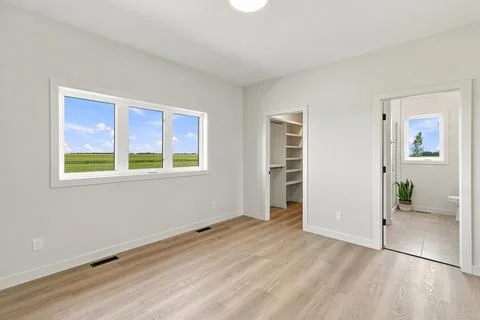 Minimalist living space features light walls and wooden floors 库存插图