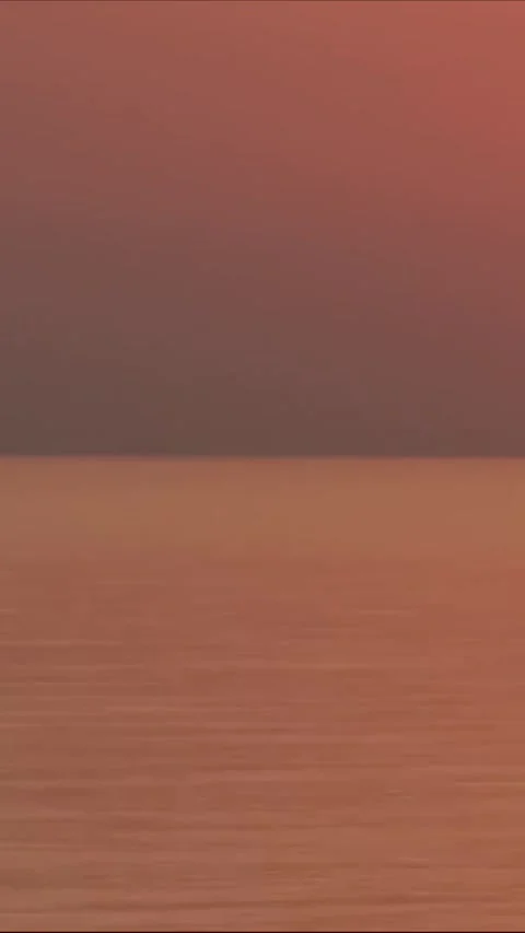 Minimalist Vertical Sunset Soft Light over Sea Horizon Vídeos de archivo 333920240