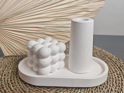 Minimalist White Ceramic Decor with Dried Palm Fan and Woven Rattan Backgrou Foto stock