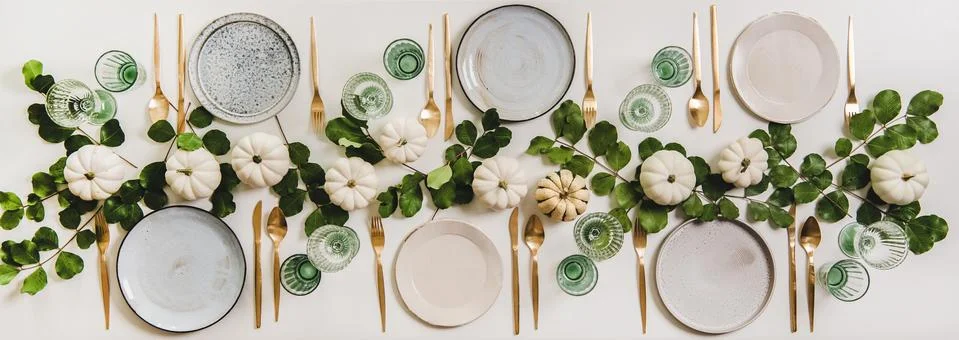 Minimalistic Fall table setting for celebration Thanksgiving or Friendsgiving Stock-Fotos