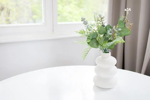 Minimalistic interior background with copy space: white table with artifici.. Foto stock