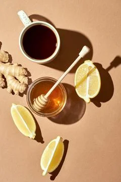 Minimalistic poster - composition with tea, lemon, honey and ginger on a brow Foto stock