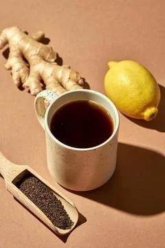 Minimalistic poster - composition with tea, lemon, honey and ginger on a brow Foto stock