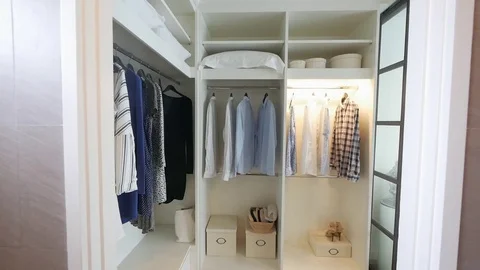 Minimalistic Walk-In Closet Idea Walkthrough Vídeos de archivo 122344360