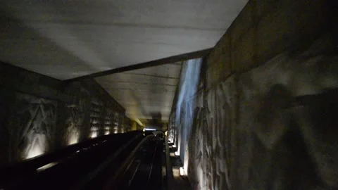 Minimetro in tunnel 库存影片 232791199