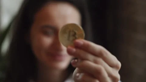 Mining bitcoins from websites on mobile phone concept. Young woman trader in Vídeos de archivo 201523032