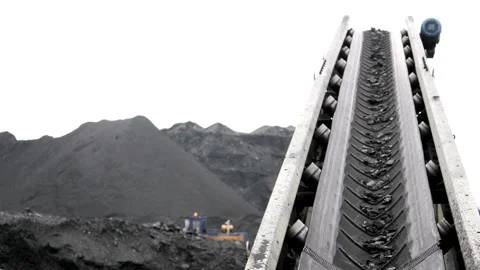 Mining coal conveyor belt machine loading coal mine 4k HD Vídeos de archivo 334654704