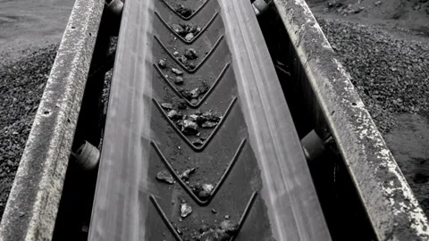 Mining coal conveyor belt machine loading coal mine 4k HD 스톡 동영상 334654764