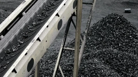 Mining coal conveyor belt machine loading coal mine 4k HD Stock-Footage 334654776