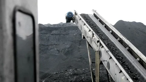 Mining coal conveyor belt machine loading coal mine 4k HD Vídeos de archivo 334654792