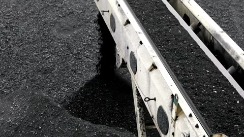 Mining coal conveyor belt machine loading coal mine 4k HD 库存影片 334654819