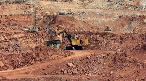 Mining dump trucks and excavators 库存影片 39285409