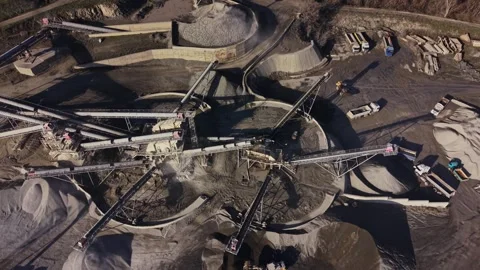 Mining equipment at operation in a busy quarry site with materials Vidéo 329998335
