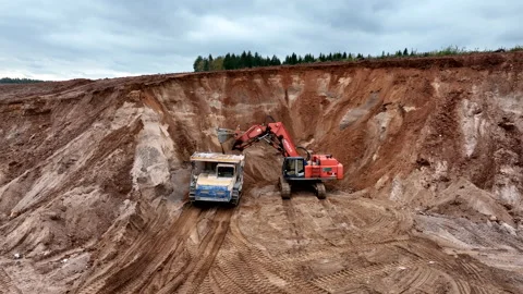 Mining Excavator Hitachi load sand in Belaz mining truck. Vidéo 219721972