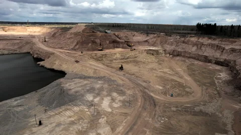 Mining excavator loading dolomite minerals in haul truck. Video stock 190871900