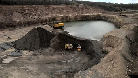 Mining excavator loading dolomite minerals in haul truck. Видео 190971453